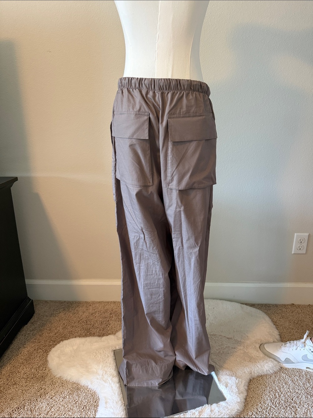Aritzia - Babaton System Poplin Wide-Leg Cargo Trousers in Taupe - Picture 5 of 5